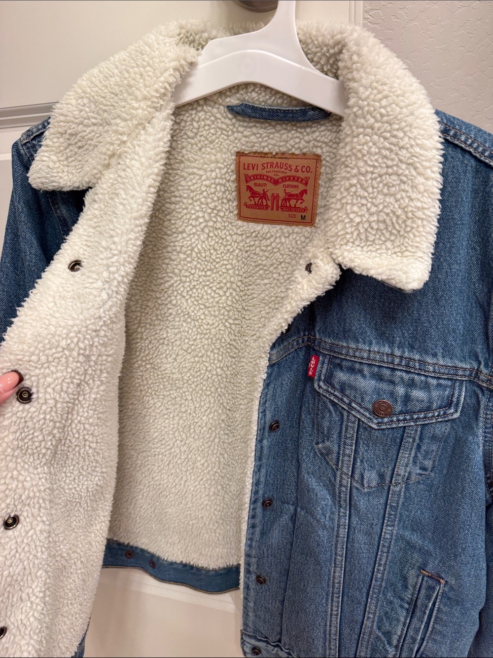 Levi's Blue Denim Jacket with Cream Sherpa Lining - Picture 2 of 4
